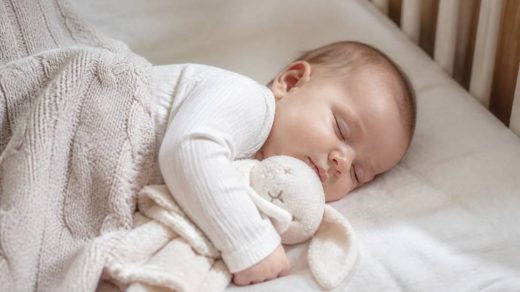 Doudou sos pour nouveau-né : matières, formes et conseils de puériculture