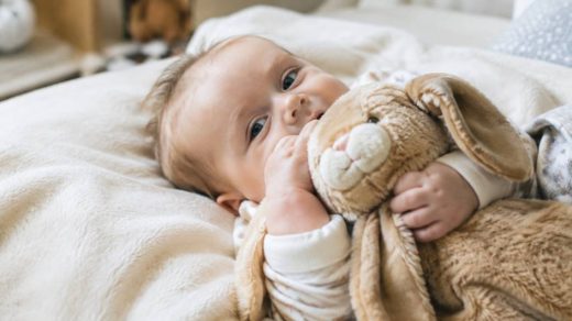 Doudou malin : comment choisir le compagnon idéal pour bébé ?